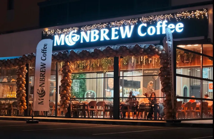 Bahçekent Mercedes Bulvarı’nda açılan Manbrew Coffee’nin akşam görünümü; modern tasarımı, geniş oturma alanları ve sıcak ambiyansıyla bölgeye değer katıyor.
